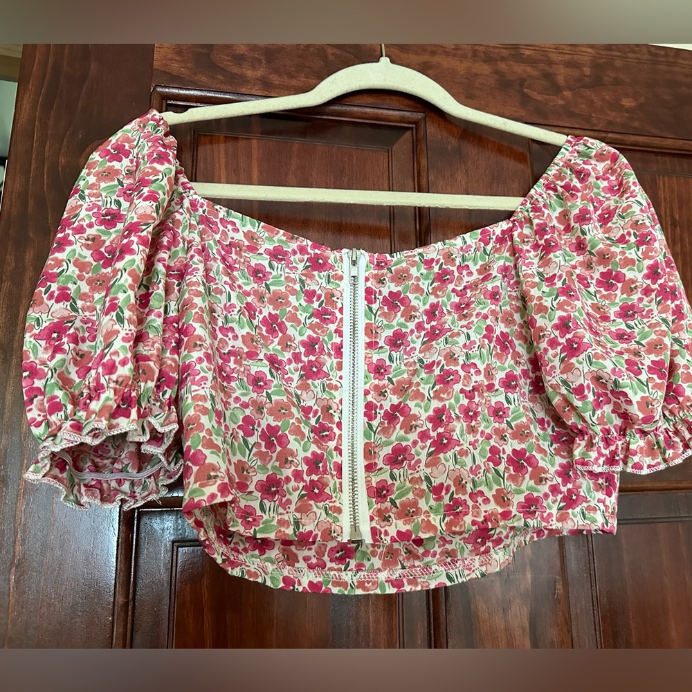 Pink floral top Size Medium, zipper back - Picture 4 of 5